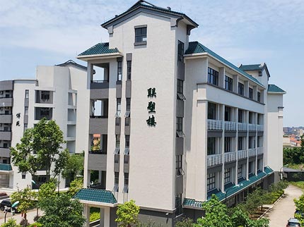 黑料不打烊
捐资助学，助力龙山中学焕发新辉